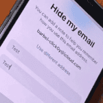 Apple-ის Hide My Email უსაფრთხოების ლოგო წითელი საგამანგაშო ნიშნით.