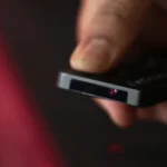 კლასიკური TV Remotes მოწყობილობა, რომელიც იყენებს ინფრაწითელ სენსორს