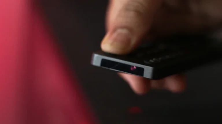 კლასიკური TV Remotes მოწყობილობა, რომელიც იყენებს ინფრაწითელ სენსორს