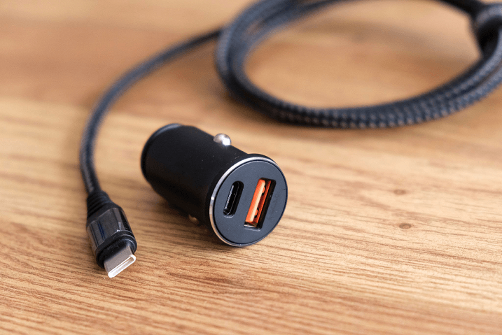 კომპაქტური 12V USB-C PD დამტენი ავტომობილისთვის