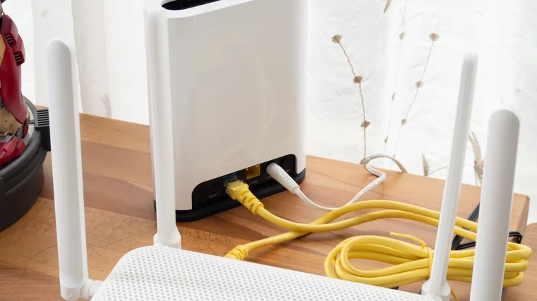 router, რომელიც Ethernet კაბელით არის დაკავშირებული modem-თან